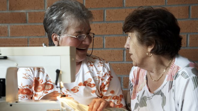 Ehrenamtlich betriebene Nähstube Zwei Seniorinnen an der Nähmaschine.