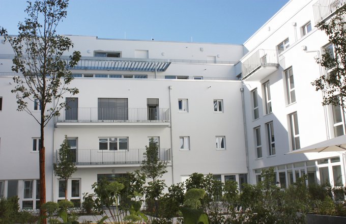Gebäude des Wohn- und Pflegezentrums Flugfeld mit Innenhof