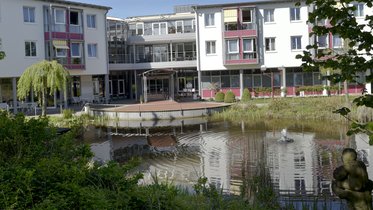 Gebäude Haus im Park mit zugehörigem Teich