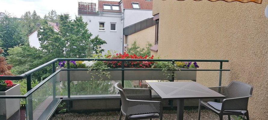 Sitzgelegenheit draußen unter einer Markise 