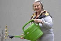 Seniorin mit einer Gießkanne