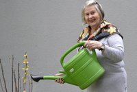 Seniorin mit einer Gießkanne