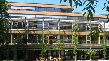 Gebäude Generationenhaus West mit Garten