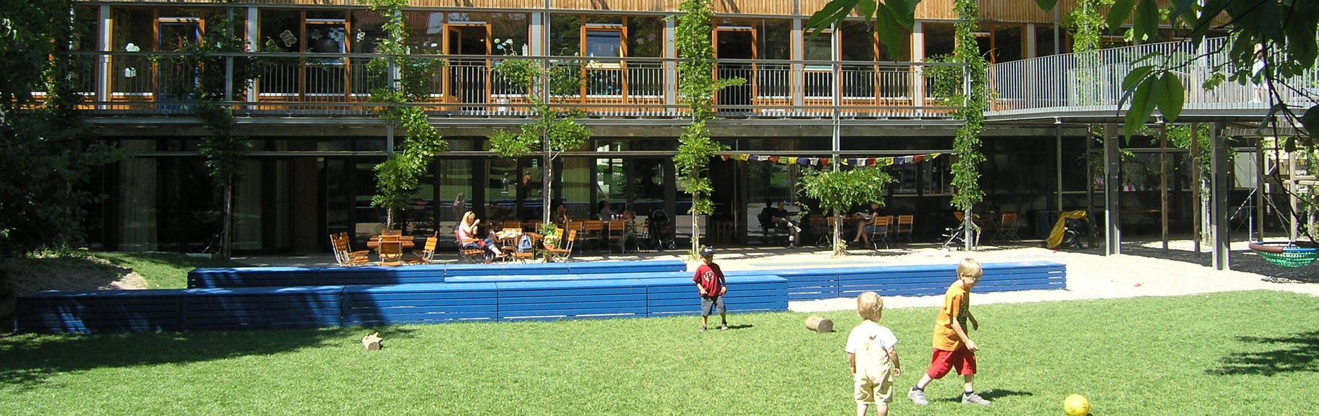 Gebäude Generationenhaus West mit Garten