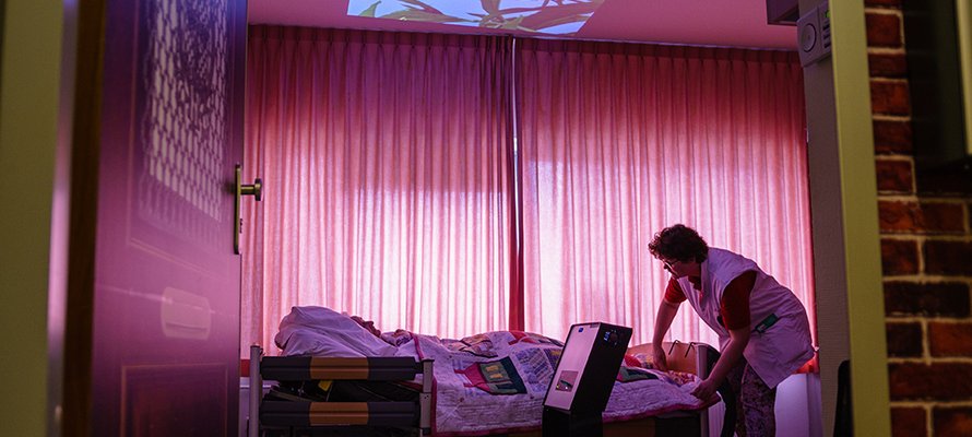 Abgedunkeltes Pflegezimmer mit Lichtprojektion an die Zimmerdecke