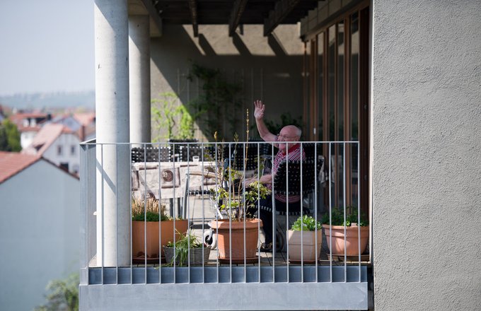 Ein Mieter des Betreuten Wohnens auf seinem Balkon.