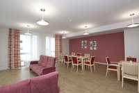 Gemeinschaftsbereich mit Sofas und Sitzgruppen mit Esstischen