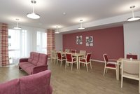 Gemeinschaftsbereich mit Sofas und Sitzgruppen mit Esstischen