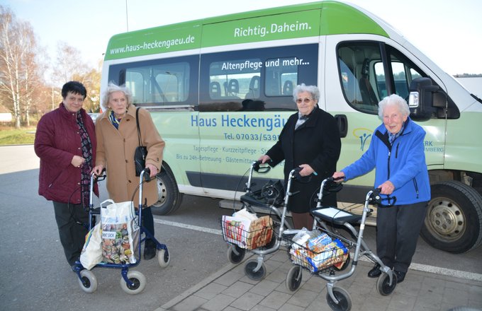 Seniorinnen mit Rollatoren vor dem Bus des Haus Heckengäu