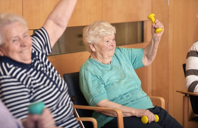 Zwei Seniorinnen beim Training mit kleinen Hanteln
