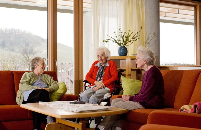 Drei Seniorinnen nutzen die Sitzecke.