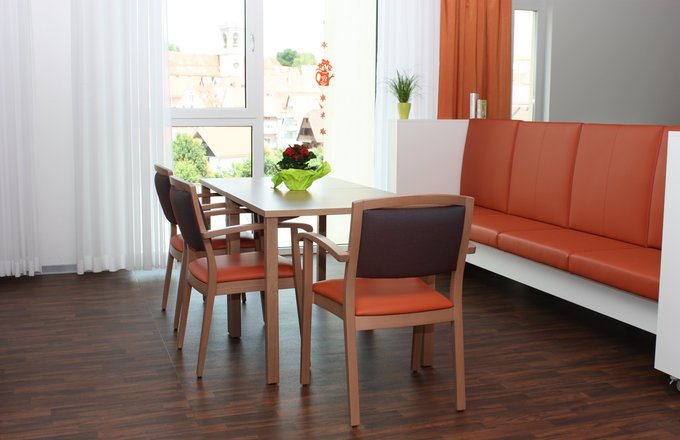 Ein Tisch mit Stühlen und modern gestaltetes Sofa