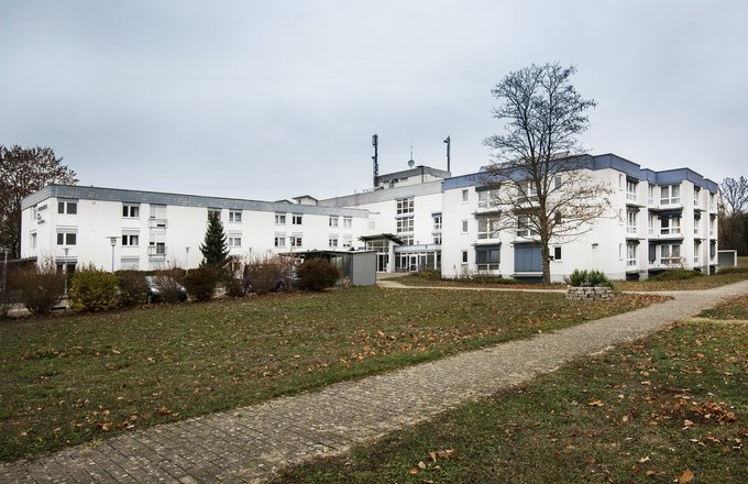 Herbstliche Ansicht des Gebäudes mit gefallenen Blättern