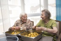 Zwei Seniorinnen schälen Kartoffeln