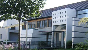 Begrünter Eingang des Lußhardtheims
