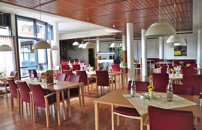 Tische und Stühle im Restaurant des Haus am Weinberg