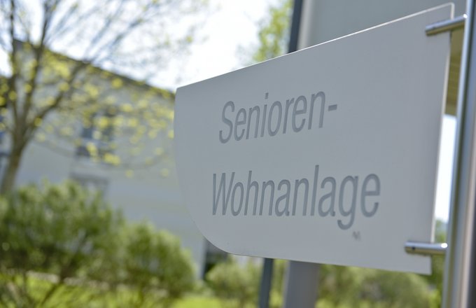 Schild mit der Aufschrift Senioren-Wohnanlage