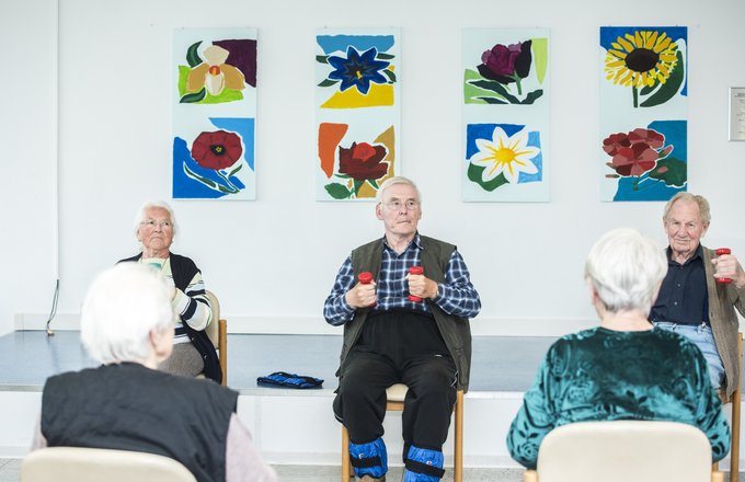 Fünf Senioren beim Training mit kleinen Hanteln