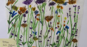 Malen in Frottage-Technik gemalte Wiesenblumen auf weißem Papier