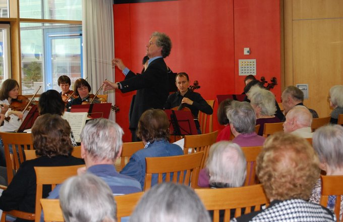 Ein kleines Streichorchester spielt vor den Senioren des Ludwigstifts