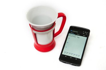 Becher und Auswertung über Mobiltelefon. Quelle: Wohlfahrtswerk für Baden-Württemberg