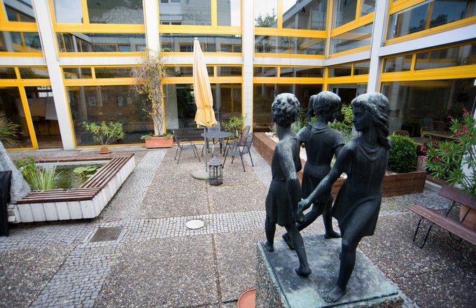 Hinterhof mit Sitzgelegenheiten und Skulpturen