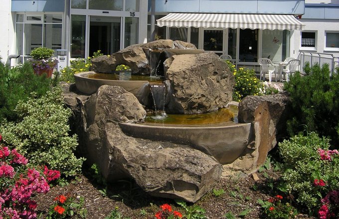 Brunnen vor dem Eingang des Kraichgauheims