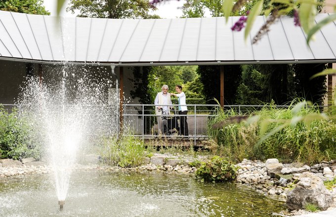 Fischteich mit Fontäne im Garten des Haus am Weinberg