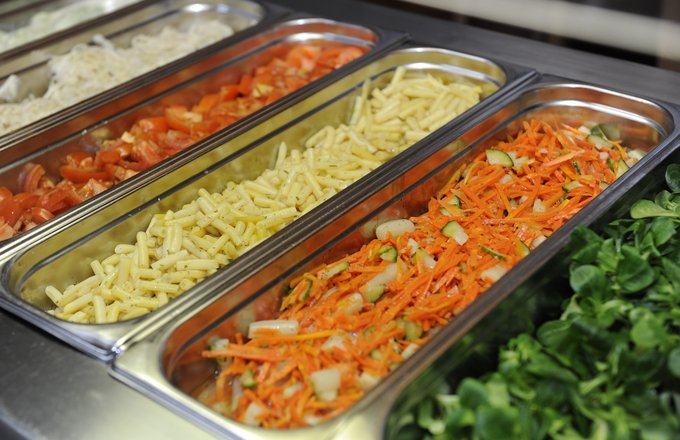 Verschiedene Salate in Servier-Behältern