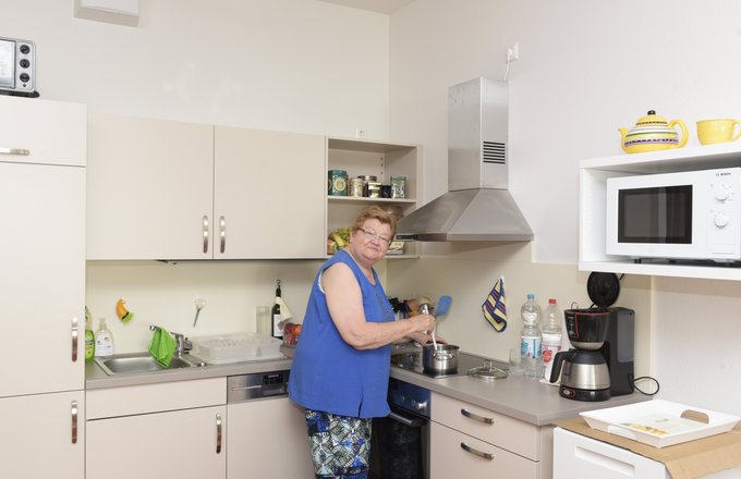 Eine Frau steht am Herd und kocht