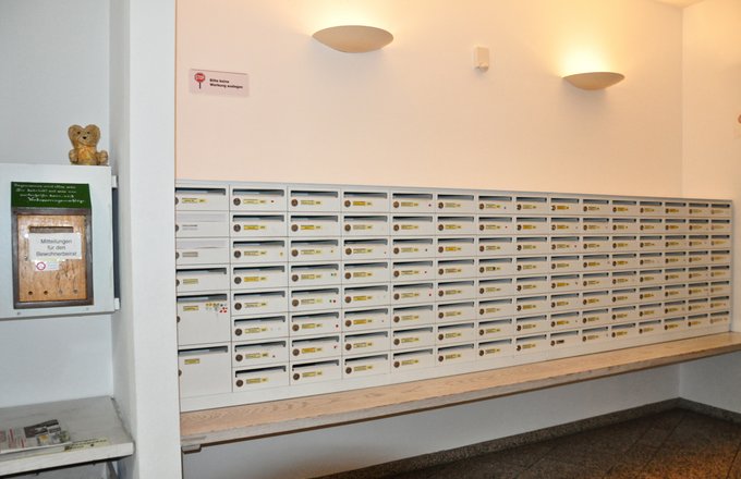 Wand mit vielen Briefkästen