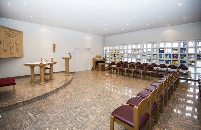 Kapelle im Haus mit Altar, Sitzreihen und Kirchenfenstern