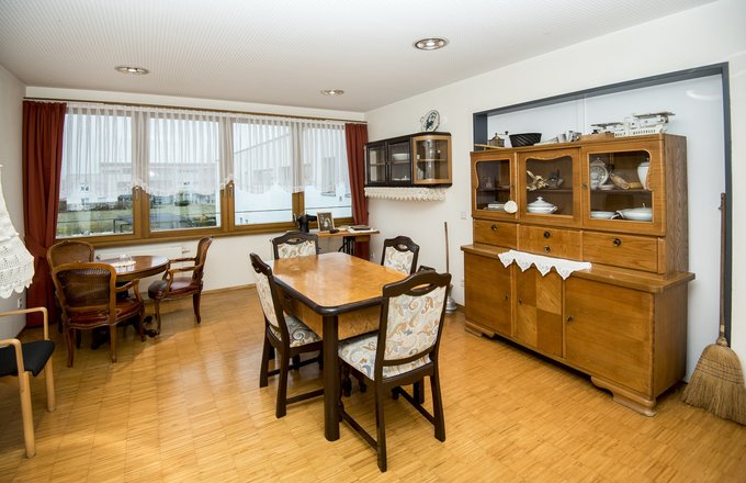 Das Erinnerungszimmer mit alten Möbelstücken und Gegenständen